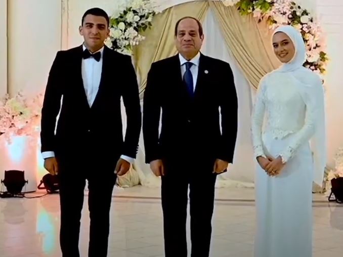فيديو.. الرئيس السيسي يحضر عقد قران ابنة أحد شهداء الشرطة تلبية لدعوتها