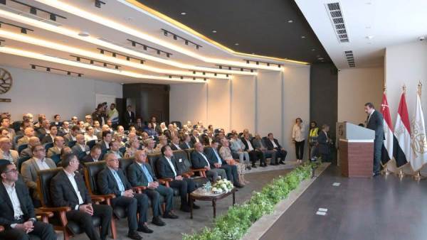 رئيس الوزراء يستمع لعرض تقديمي حول مشروعات ومجالات التنمية لجهاز مستقبل مصر