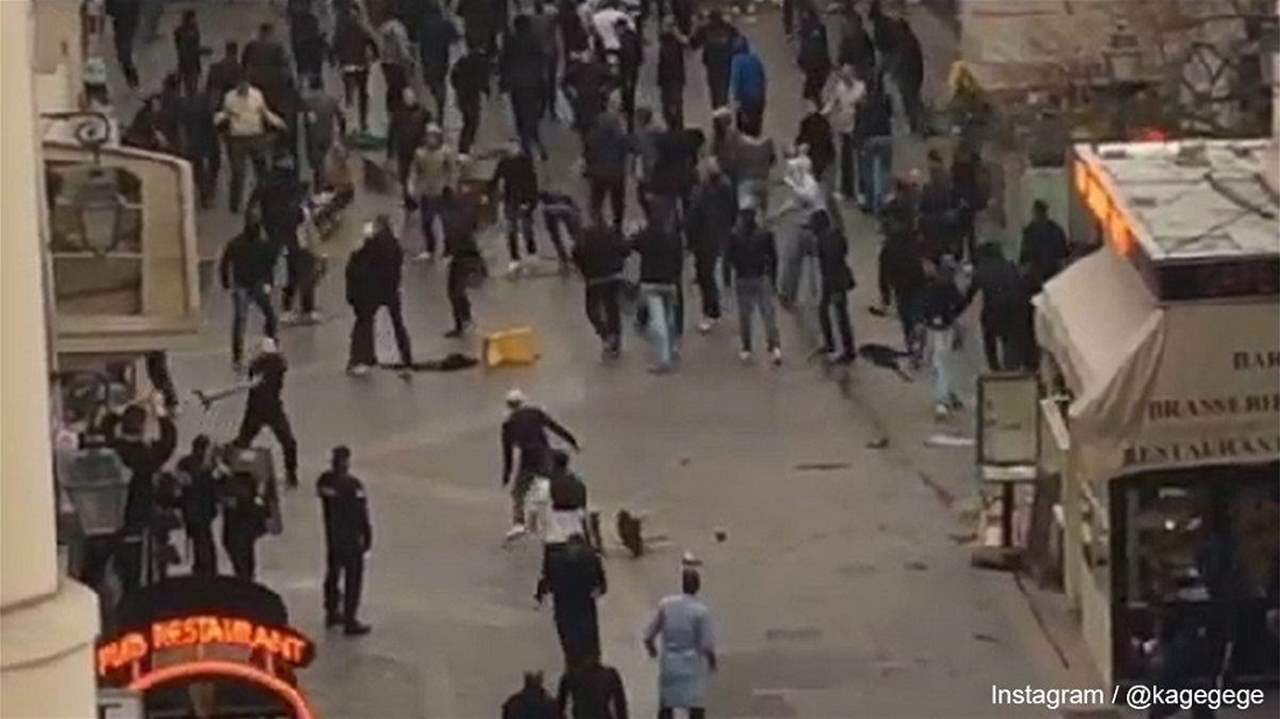 فيديو – اشتباكات عنيفة بين مشجعي أستون فيلا وسان جيرمان فيديو – اشتباكات عنيفة بين مشجعي أستون فيلا وسان جيرمان