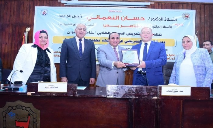 رئيس جامعة سوهاج يفتتح فعاليات المؤتمر الطلابي الخامس لكلية التمريض رئيس جامعة سوهاج يفتتح فعاليات المؤتمر الطلابي الخامس لكلية التمريض