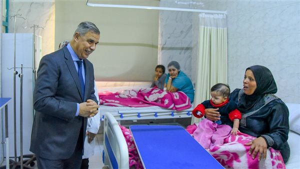محافظ الإسكندرية يطمئن على الحالة الصحية لـ 3 أطفال تم إنقاذهم من العقار المنهار باللبان