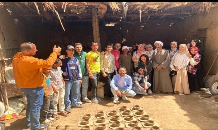 كلية الآثار بجامعة سوهاج تنظم زيارة ميدانية لطلابها داخل مصنع الفخار بقرية أم دومة كلية الآثار بجامعة سوهاج تنظم زيارة ميدانية لطلابها داخل مصنع الفخار بقرية أم دومة