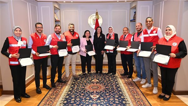 وزيرة التضامن تكرم فرق عمل الوزارة وقطاعاتها القائمة على حملات ومراكز الإطعام خلال شهر رمضان وزيرة التضامن تكرم فرق عمل الوزارة وقطاعاتها القائمة على حملات ومراكز الإطعام خلال شهر رمضان
