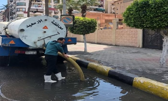 تزامنًا التقلبات الجوية.. الأجهزة التنفيذية ببورسعيد تواصل انتشارها بالشوارع للتعامل مع آثار الأمطار تزامنًا التقلبات الجوية.. الأجهزة التنفيذية ببورسعيد تواصل انتشارها بالشوارع للتعامل مع آثار الأمطار