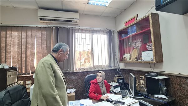 رئيس حي غرب المنصورة يتتابع العمل بملف التصالح