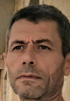 علي وطفي: المستنقع واستحالة الخروج.. سيرتنا الذاتية والبيئة الحاضنة مزمنة الأمراض وبلا أفق