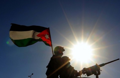 الأمن الأردني يعلن القبض على 16 شخصا على خلفية مخططات “تهدف للمساس بالأمن الوطني” شملت تصنيع صواريخ ومسيّرات وحيازة مواد متفجرة وأسلحة نارية الأمن الأردني يعلن القبض على 16 شخصا على خلفية مخططات “تهدف للمساس بالأمن الوطني” شملت تصنيع صواريخ ومسيّرات وحيازة مواد متفجرة وأسلحة نارية