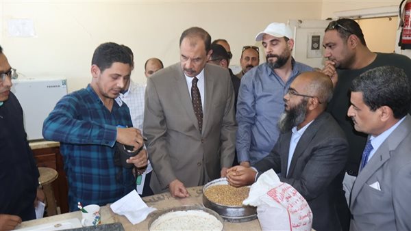 محافظ سوهاج يتفقد حصاد محصول القمح بأحد الحقول ويتابع توريد الأقماح