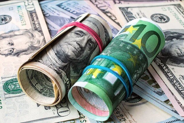 تراجع سعر الدولار عللميا امام حزمة من العملات الاجتبية-سعهر الدولر عالميا-الدولار يتهاوي وسط احتدام ردود الفعل بين ترامب وشركائه التجاريين