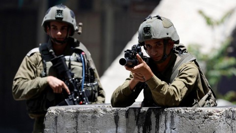 الجيش الإسرائيلي يُعدم فلسطينيين اثنين بالرصاص ويحتجز جثمانيهما في بلدة “قباطية” شمالي الضفة الغربية