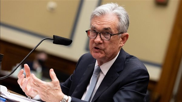 رئيس الاحتياطي الفيدرالي الأمريكي يقدم رؤية اقتصادية جديدة مع تزايد حالة عدم اليقين بشأن الرسوم الجمركية