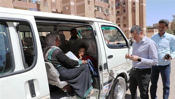 نائب محافظ أسوان يتابع الإلتزام بالتعريفة الجديدة بمواقف سيارات السيرفيس نائب محافظ أسوان يتابع الإلتزام بالتعريفة الجديدة بمواقف سيارات السيرفيس