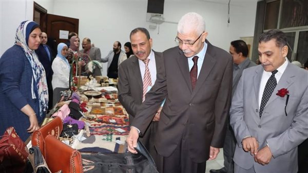 رئيس جامعة المنوفية يتفقد معرض المشروعات التطبيقية بالأسبوع البيئي الثاني عشر رئيس جامعة المنوفية يتفقد معرض المشروعات التطبيقية بالأسبوع البيئي الثاني عشر