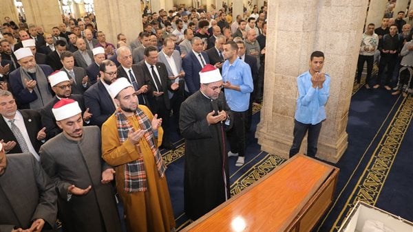 جموع المصلين يؤدون صلاة الجنازة على والدة نائب رئيس جامعة الأزهر لشئون التعليم والطلاب