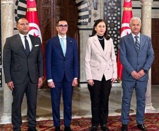 إنشاء لجنة مشتركة بين وزارات النقل في «مصر وتونس وليبيا» لتنفيذ الخط الملاحي والنقل البري إنشاء لجنة مشتركة بين وزارات النقل في «مصر وتونس وليبيا» لتنفيذ الخط الملاحي والنقل البري