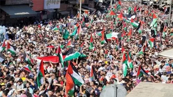 الفلسطينيون يشاركون في مظاهرة حاشدة ببيت لاهيا رفضًا لعدوان الاحتلال وحكم حماس الفلسطينيون يشاركون في مظاهرة حاشدة ببيت لاهيا رفضًا لعدوان الاحتلال وحكم حماس