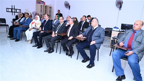 رئيس جامعة الفيوم يفتتح عددًا من المشروعات التعليمية والتطويرية بكلية الآداب