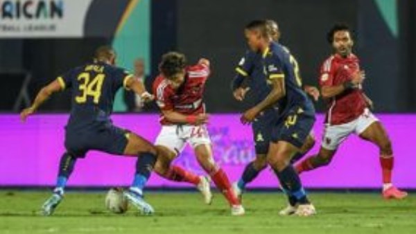 الأحمر طالب الكاف بضمانات لتأمين الفريق.. موعد مباراة الأهلي وصن داونز والقنوات الناقلة