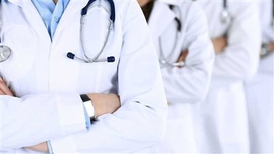 «قبل أن تلوموا الطبيب..اسألوا عن راتبه» مكافأة لا تليق بطبيب الامتياز|تفاصيل