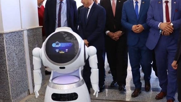 يتقدمهم الروبوت .. محافظ دمياط يشارك في الملتقى التكنولوجي الثاني