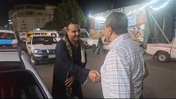 محافظ قنا يستقل "تاكسي" لمتابعة تطبيق التعريفة الجديدة