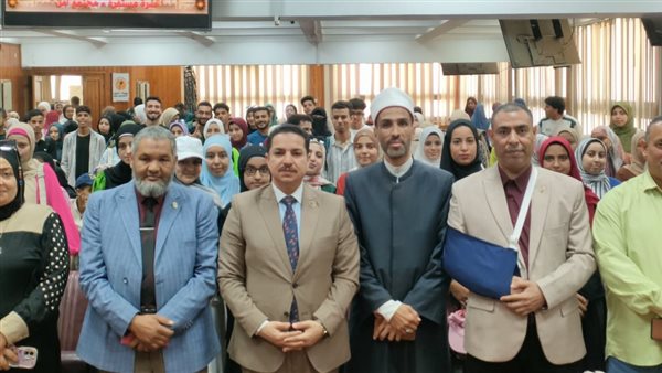 معسكر توعوي مجتمعي لطلاب جامعة المنيا تحت شعار "أسرة مستقرة تساوى مجتمع آمن" معسكر توعوي مجتمعي لطلاب جامعة المنيا تحت شعار "أسرة مستقرة تساوى مجتمع آمن"