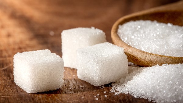 الإفراط في السكر والحلويات يسبب أمراضا خطيرة