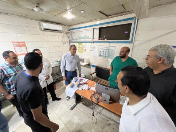 محافظ قنا يفاجئ مستشفى قنا العام ويتفقد قسم الإستقبال والطوارئ