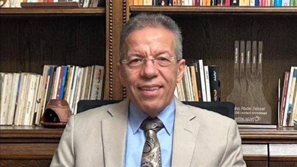 نقيب الأطباء: بعض المستشفيات أوقفت صرف الوجبات الغذائية للأطباء العاملين بنظام تجميع الساعات