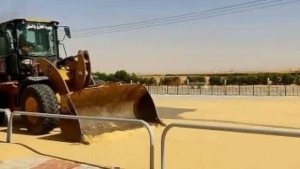 أخبار الوادي الجديد| رفع الرمال من طرق الخارجة.. والتموين يعلن بشائر توريد أول شحنات القمح