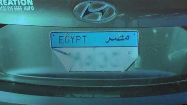 التحقيق مع قائد سيارة طمس لوحاتها المعدنية بشريط لاصق بالقاهرة