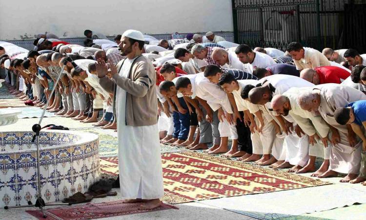 حكم إطالة الإمام في الركوع ليلحق المأموم بالجماعة.. الإفتاء تحسم الجدل حكم إطالة الإمام في الركوع ليلحق المأموم بالجماعة.. الإفتاء تحسم الجدل
