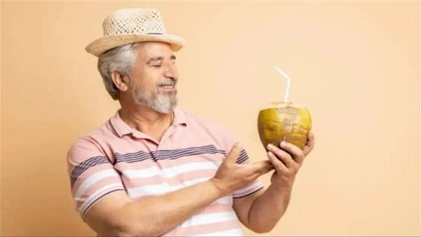 تأثير شرب ماء جوز الهند على مستويات السكر والكلى .. تعرف على التفاصيل