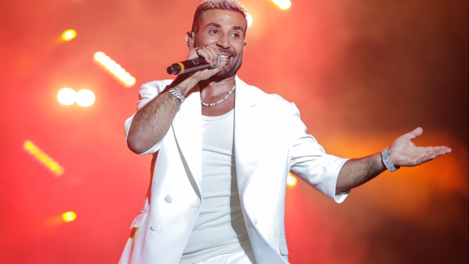 بعد أزمة ملابس محمد رمضان.. أحمد سعد يظهر بإطلالة كلاسيكية بعد أزمة ملابس محمد رمضان.. أحمد سعد يظهر بإطلالة كلاسيكية
