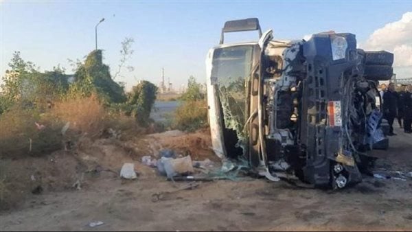 انقلاب سيارة تريلا أعلى الطريق الدائري المتجه إلى المطار بالقاهرة انقلاب سيارة تريلا أعلى الطريق الدائري المتجه إلى المطار بالقاهرة
