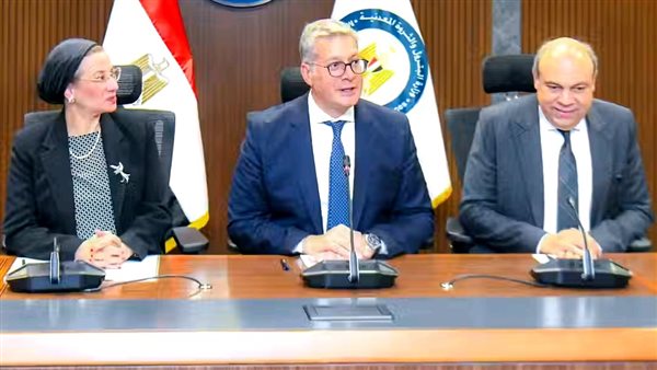 وزراء البترول والبيئة والطيران يبحثون التعاون بمشروع إنتاج وقود الطائرات المستدام وزراء البترول والبيئة والطيران يبحثون التعاون بمشروع إنتاج وقود الطائرات المستدام