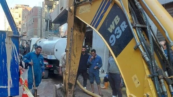 بعد الدفع بمعدات ثقيلة.. مياه المنوفية تنجح في إصلاح عطل المياه بشارع رئيسي بالشهداء بعد الدفع بمعدات ثقيلة.. مياه المنوفية تنجح في إصلاح عطل المياه بشارع رئيسي بالشهداء