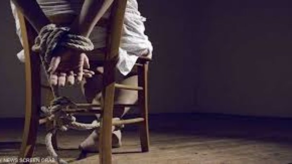 القبض على متهمين باختطاف شخص وتجريده من ملابسه ببنها