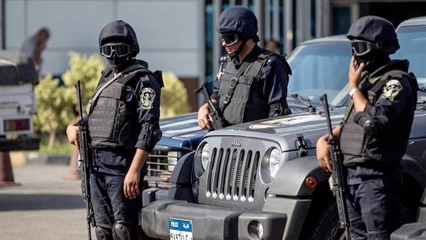الداخلية تضبط المتهمين باختطاف شخص وتجريده من ملابسه ببنها الداخلية تضبط المتهمين باختطاف شخص وتجريده من ملابسه ببنها