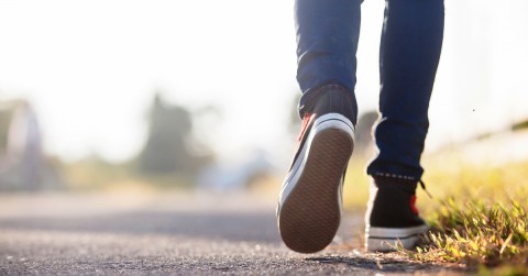 المشي بين الوجبات: متى يكون أكثر فائدة لصحتك؟