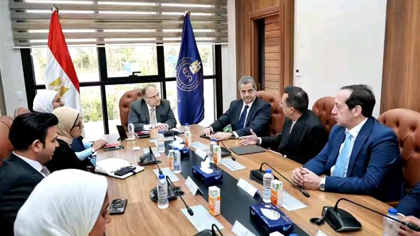 «الغمراوي» يؤكد أهمية تنفيذ خطة توطين مستحضرات الشركة بسوق الدواء المصري «الغمراوي» يؤكد أهمية تنفيذ خطة توطين مستحضرات الشركة بسوق الدواء المصري