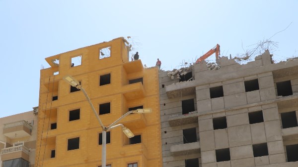 إزالة الأدوار العليا المخالفة لـ 6 عقارات بالمقطم .. صور