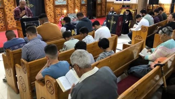 الأنبا باسيليوس يترأس صلاة ليلة خميس العهد بكنيسة مار مرقس بالمنيا