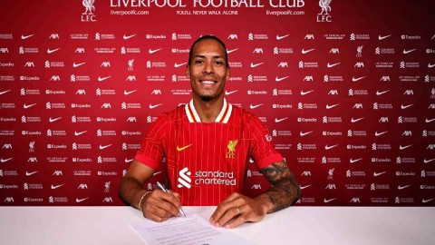 ليفربول الإنجليزي يجدد عقد مدافع الهولندي فان دايك