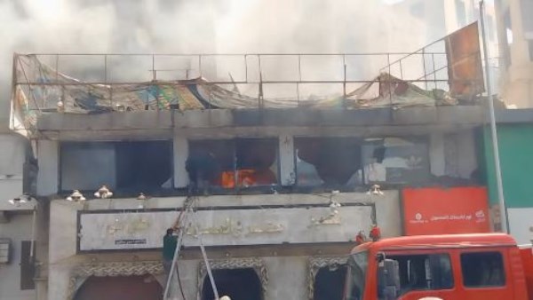 شاهد.. النيران تلتهم مخبزًا في شارع مصر والسودان بالقاهرة شاهد.. النيران تلتهم مخبزًا في شارع مصر والسودان بالقاهرة