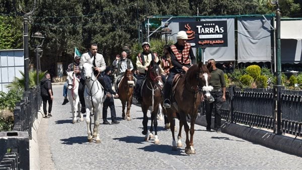 بالخيول.. حجاج إسبان يواصلون شق طريقهم إلى مكة عبر الشام بالخيول.. حجاج إسبان يواصلون شق طريقهم إلى مكة عبر الشام