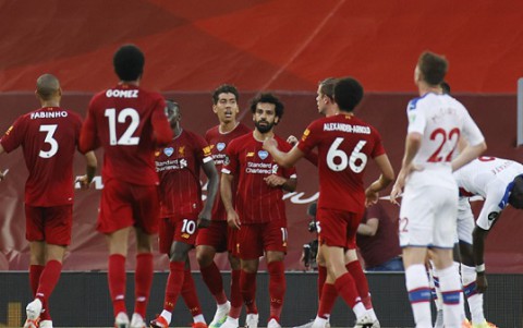 ليفربول الإنجليزي يجدد عقد مدافع الهولندي فان دايك