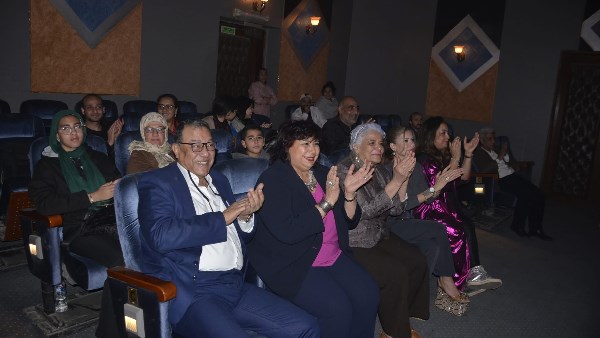 إيناس عبد الدايم تشهد عرض “كارمن” بمسرح الطليعة