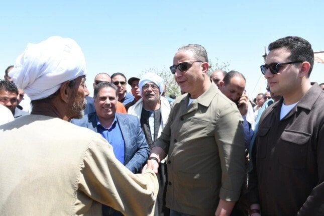 محافظ الفيوم يفتتح موسم حصاد القمح بالحقول الزراعية بقصر رشوان