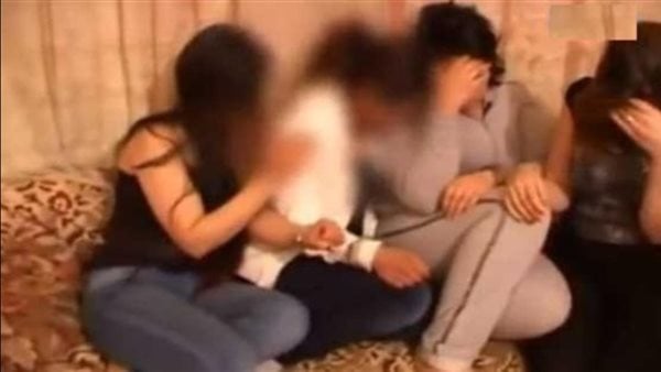 القبض على مسؤول كبير في أحد البنوك الشهيرة يمارس الدعارة مع أجانب في أحد الكمبوندات بالتجمع القبض على مسؤول كبير في أحد البنوك الشهيرة يمارس الدعارة مع أجانب في أحد الكمبوندات بالتجمع